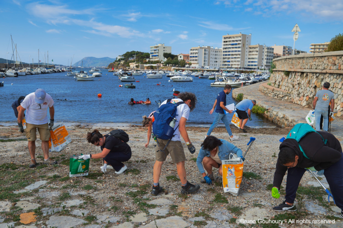 environnement dechets ville benevolat toulon Individus ramassant bénévolement des déchets sur les quais d'un port à Toulon