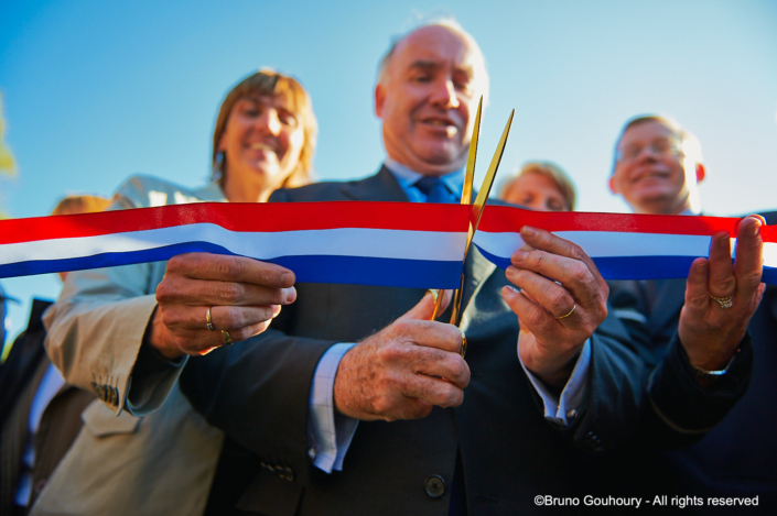 inauguration coupe ruban ministre elus Coupe d'un ruban bleu blanc rouge pour une inauguration officielle par un ministre