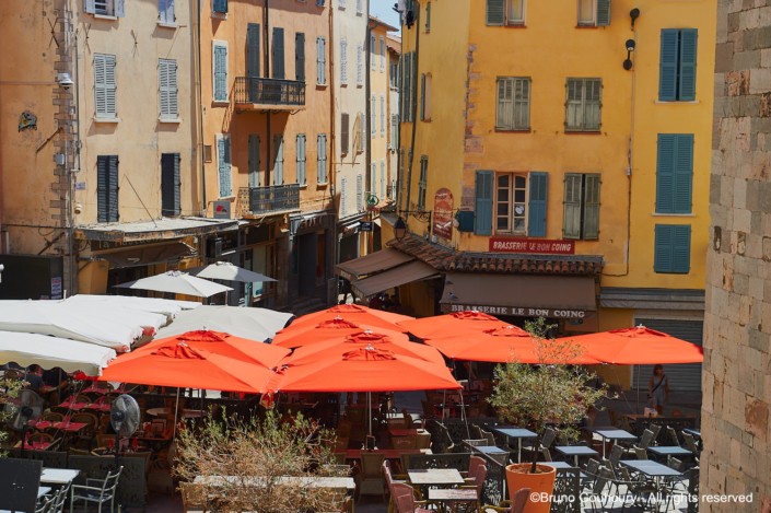 Logement habitat commerce ville hyeres Place animée dans la ville d'Hyères