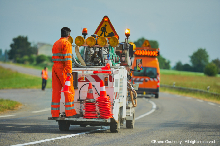 Route entretien signalisation voirie équipement Agent de collectivité territorial signalant une route départementale