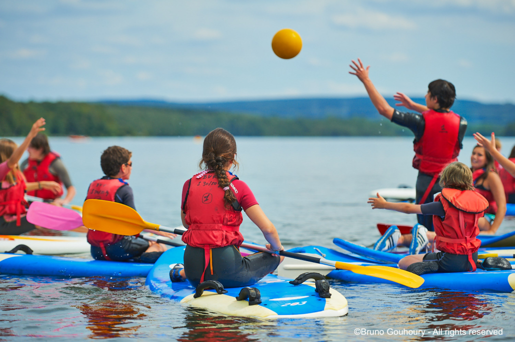 Sport jeunes adolescents stages sportifs Adolescents jouant à la balle sur des padels