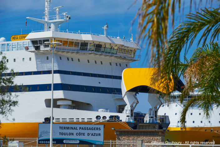 toulon port ferry metropole corse Port commercial des ferries à Toulon