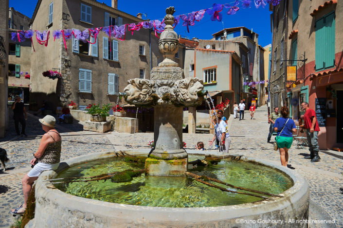 tourisme plu animation commerces provence Place de village en Provence et fréquentation touristique