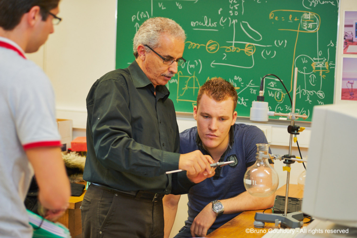 universite établissments enseignement etudiants sciences professeur Professeur et étudiants dans le cadre de travaux pratiques au sien de l'Université de Reims Champagne Ardenne