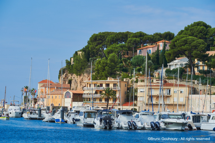 Var immobilier ville port fluvial Port de Sanary-sur-Mer et habitations le long du littoral