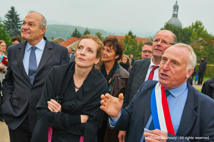 Reportage visite Ministre elus locaux territoires ministre et elus locaux en visite sur le terrain pour illustrer les realisations d'equipements numeriques publics