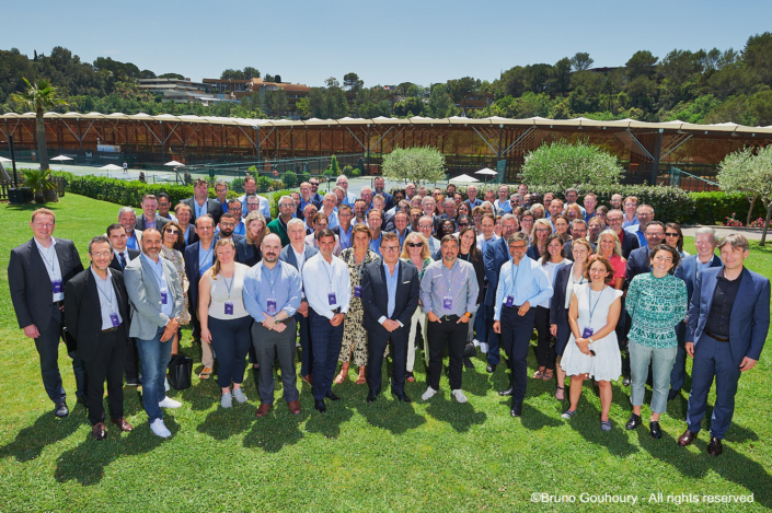 photo groupe seminaire professionnel entreprise Photo de groupe de cadres internationaux de l'entreprise Transdev, réunis à Sophia Antipolis sur la Côte d'Azur