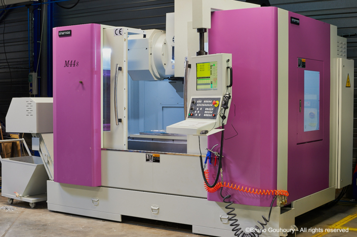 Illustrer les équipements numériques industriels et de CAO Machine numérique de CAO dans un atelier de production