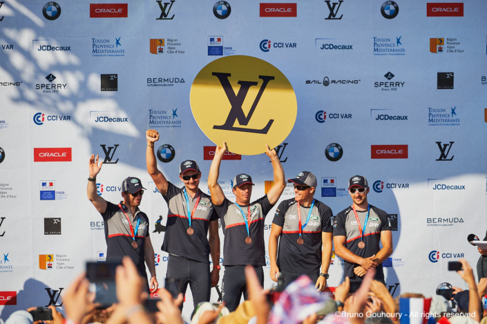 Photo de sponsoring sportif Podium à l'issue d'une compétition sportive, la Louis Vuitton America's Cup World Series