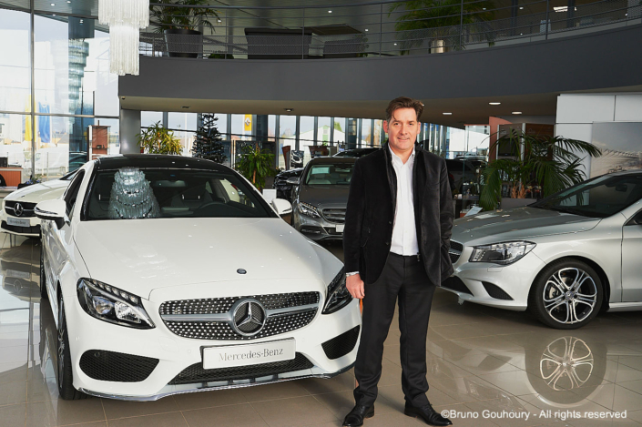 Portrait corporate du CEO au sein d'une concession Mercedes Portrait du CEO de concession automobile