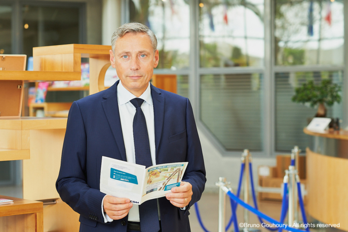 Portrait CEO posé dans les locaux, et en lumière naturelle Portrait du CEO de AGPM ou Association générale de Prévoyance Militaire