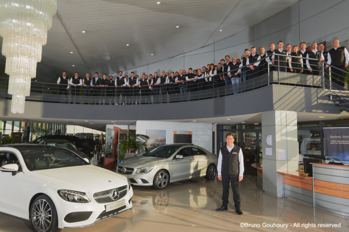 Journée événementielle dans une concession Mercedes Photo de groupe réalisée au sein d'une concession Mercedes